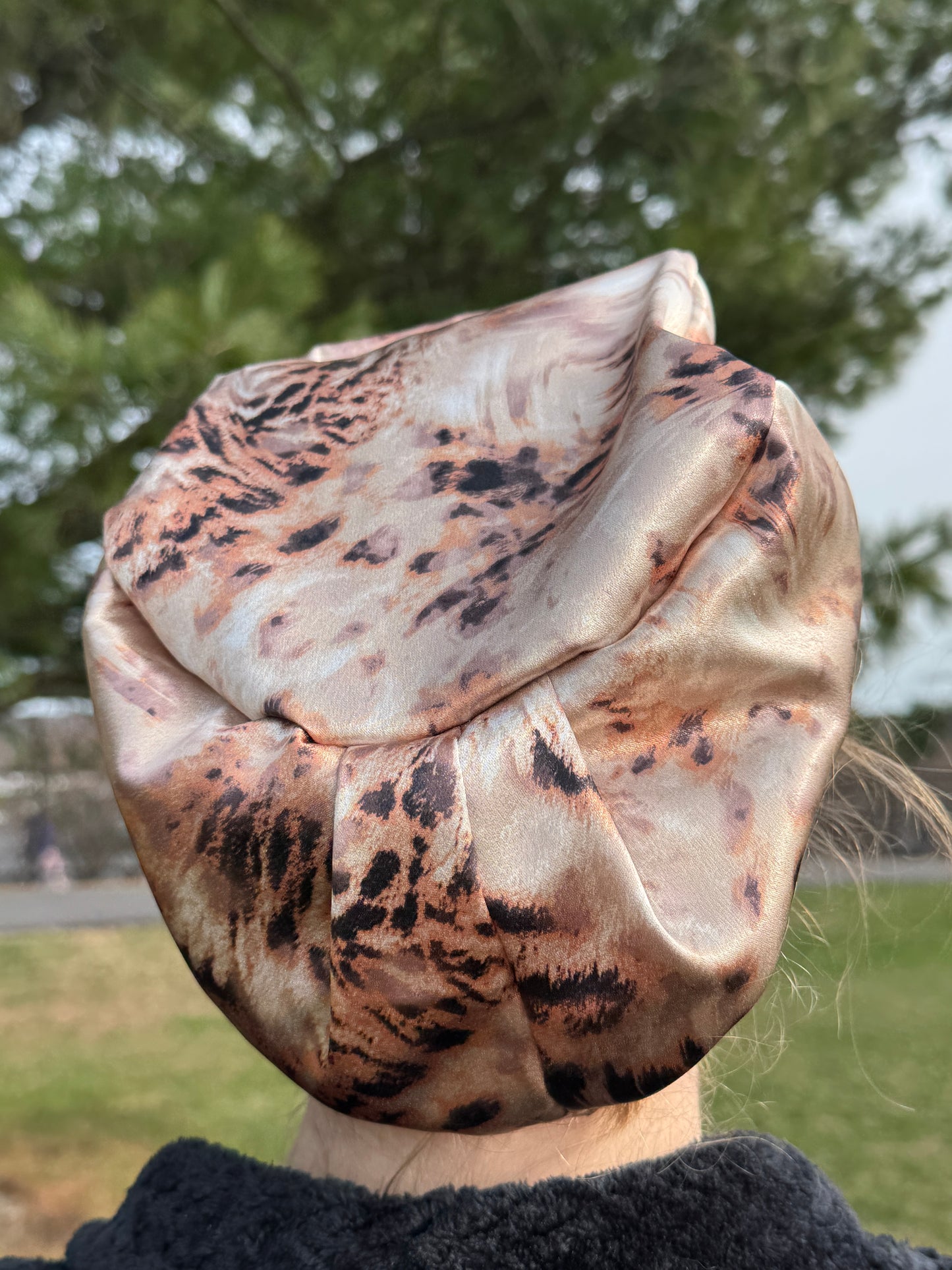 Blurred Animal Print Silky Textured Satin Charmeuse Scrub Cap - European Style